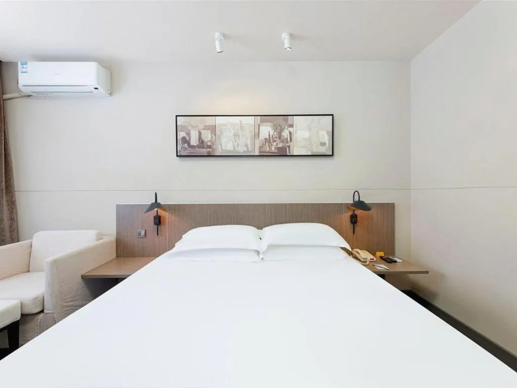 Bed in Jinjiang Inn Select Tianjin Xiaobailou Metro Station