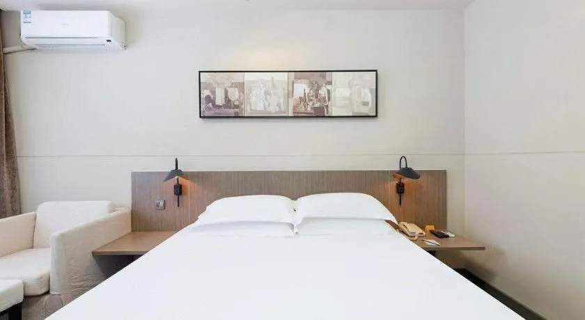 Bed in Jinjiang Inn Select Tianjin Xiaobailou Metro Station