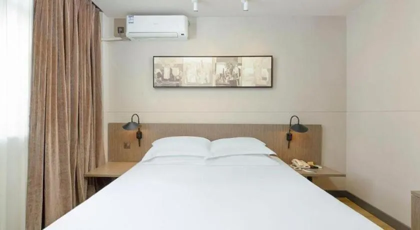 Bed in Jinjiang Inn Select Tianjin Xiaobailou Metro Station
