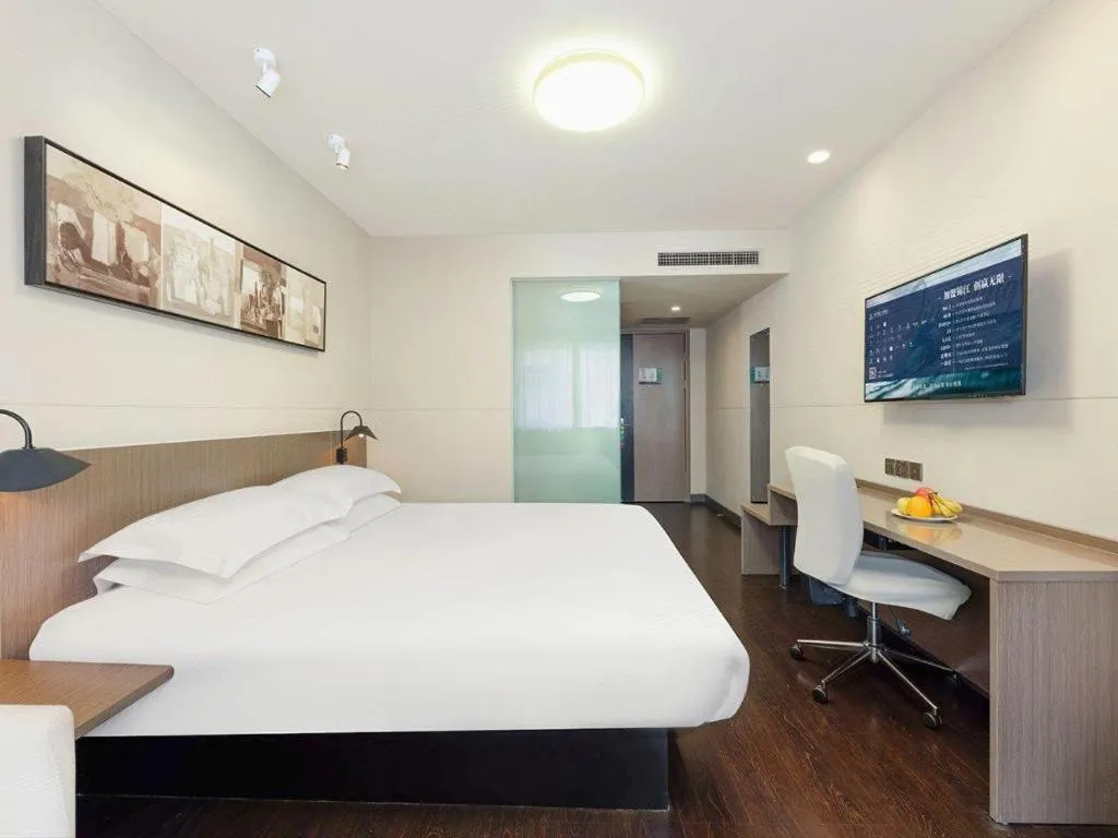 Bed in Jinjiang Inn Select Tianjin Xiaobailou Metro Station