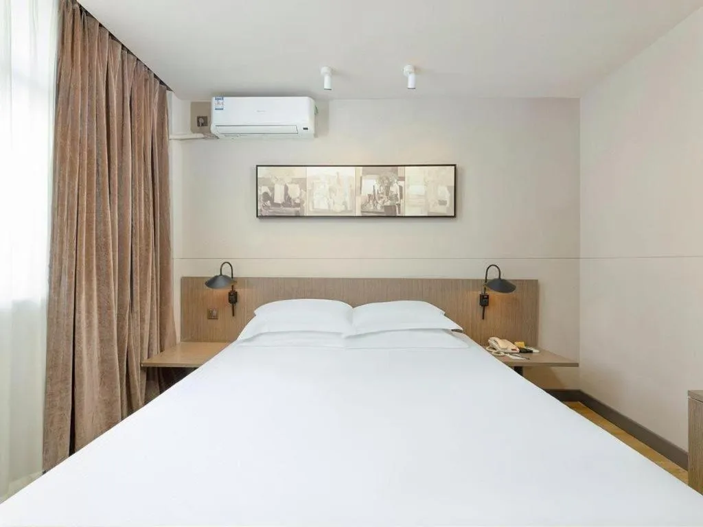Bed in Jinjiang Inn Select Tianjin Xiaobailou Metro Station