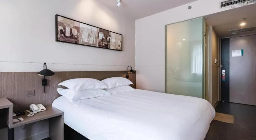 Bed in Jinjiang Inn Select Tianjin Xiaobailou Metro Station