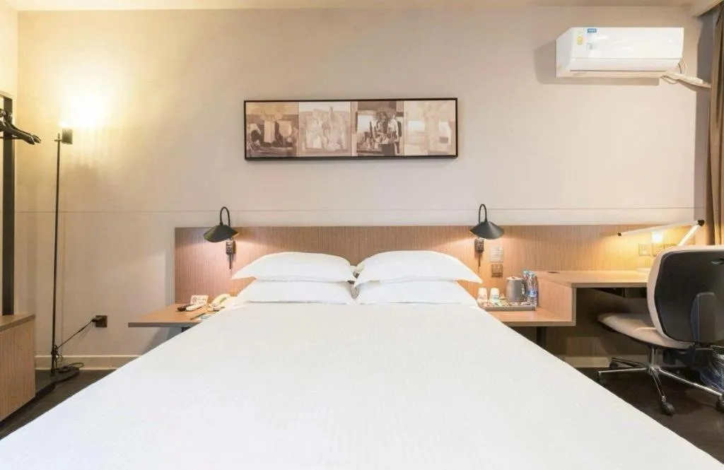 Bed in Magnotel Hotel Shanghai Railway Station Magnolia Plaza