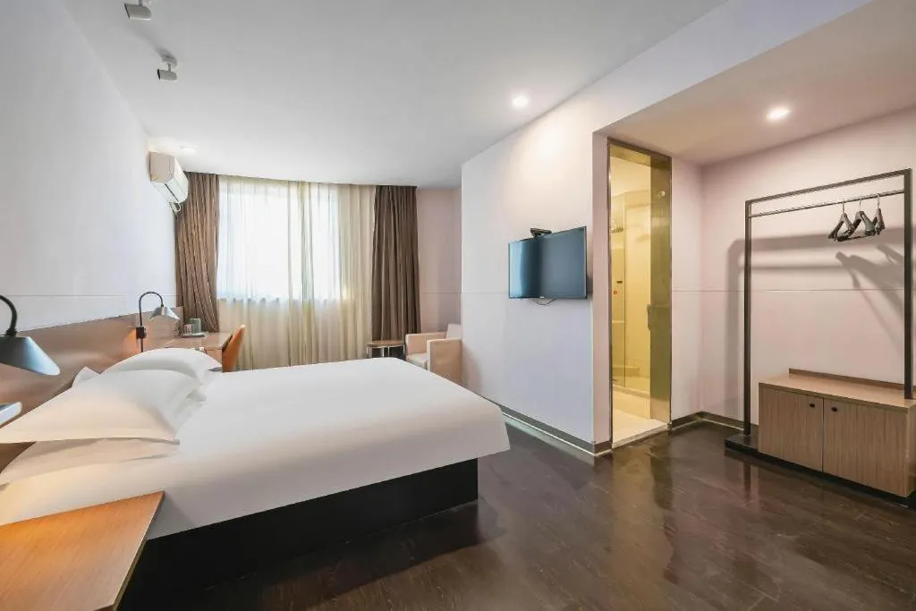 Bed in Magnotel Hotel Shanghai Railway Station Magnolia Plaza