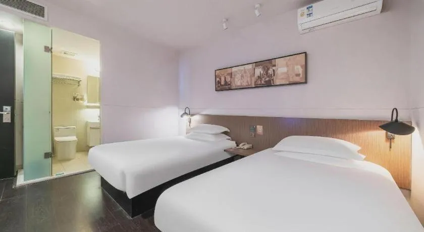 Bed in Magnotel Hotel Shanghai Railway Station Magnolia Plaza