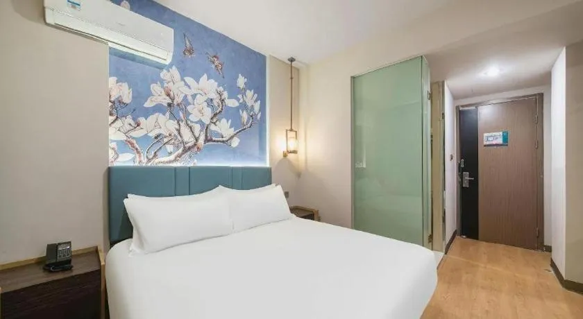 Bed in Magnotel Hotel Shanghai Railway Station Magnolia Plaza