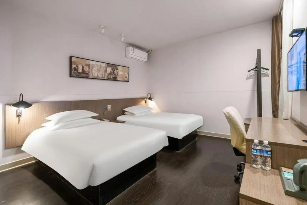 Bed in Magnotel Hotel Shanghai Railway Station Magnolia Plaza