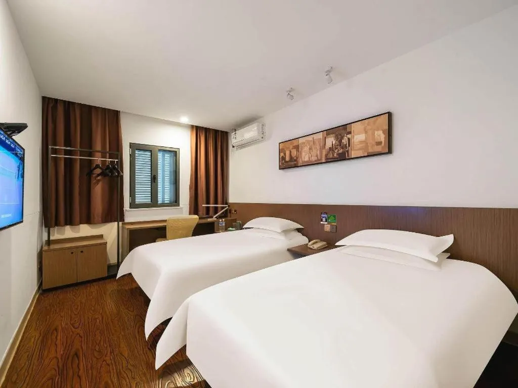 Bed in Magnotel Hotel Shanghai Railway Station Magnolia Plaza