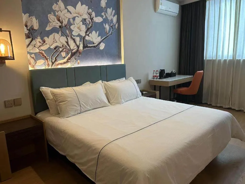 Bed in Magnotel Hotel Shanghai Railway Station Magnolia Plaza