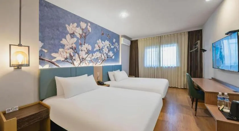 Bed in Magnotel Hotel Shanghai Railway Station Magnolia Plaza