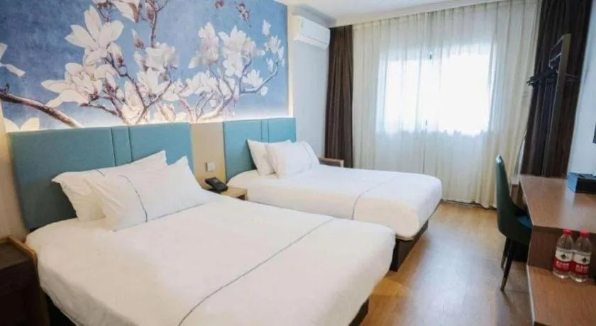 Bed in Magnotel Hotel Shanghai Railway Station Magnolia Plaza