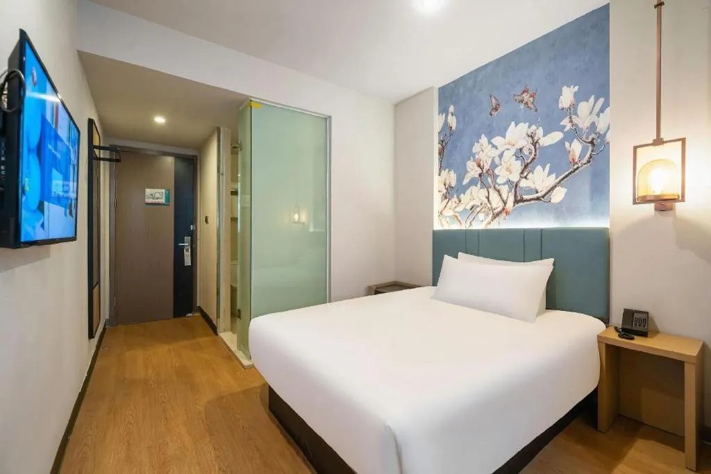 Bed in Magnotel Hotel Shanghai Railway Station Magnolia Plaza