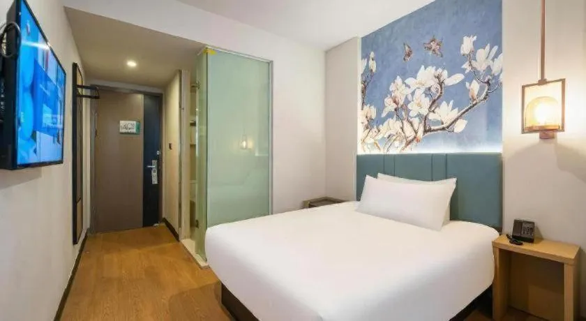 Bed in Magnotel Hotel Shanghai Railway Station Magnolia Plaza