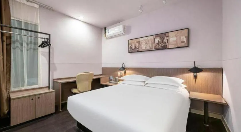 Bed in Magnotel Hotel Shanghai Railway Station Magnolia Plaza