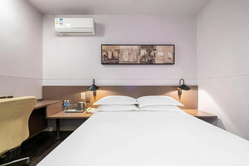 Bed in Magnotel Hotel Shanghai Railway Station Magnolia Plaza