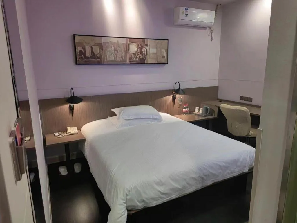 Bed in Magnotel Hotel Shanghai Railway Station Magnolia Plaza