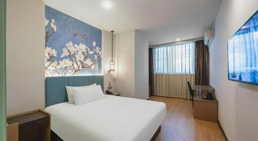 Bed in Magnotel Hotel Shanghai Railway Station Magnolia Plaza