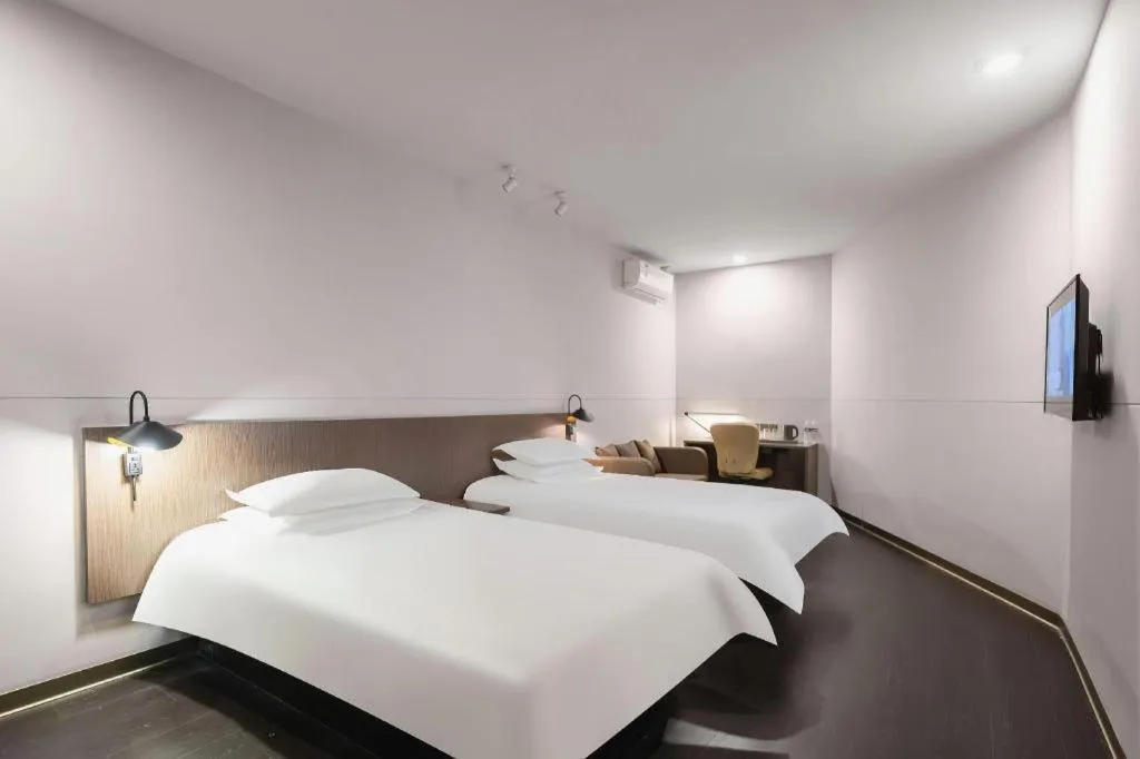 Bed in Magnotel Hotel Shanghai Railway Station Magnolia Plaza