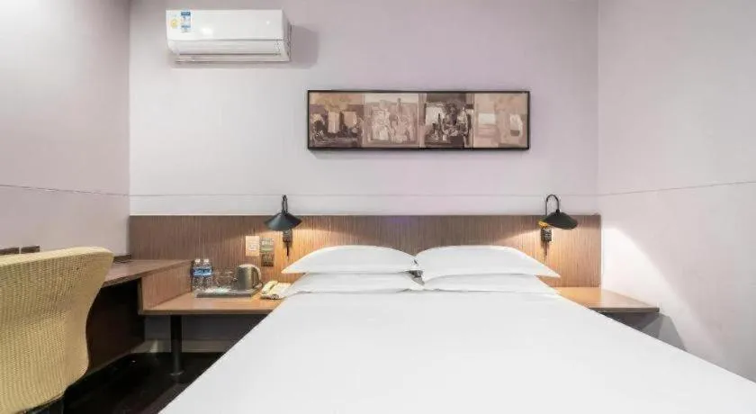 Bed in Magnotel Hotel Shanghai Railway Station Magnolia Plaza