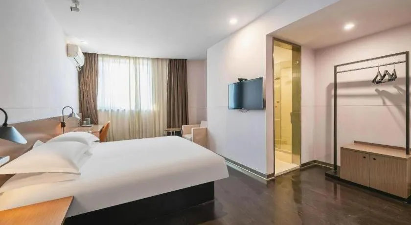 Bed in Magnotel Hotel Shanghai Railway Station Magnolia Plaza