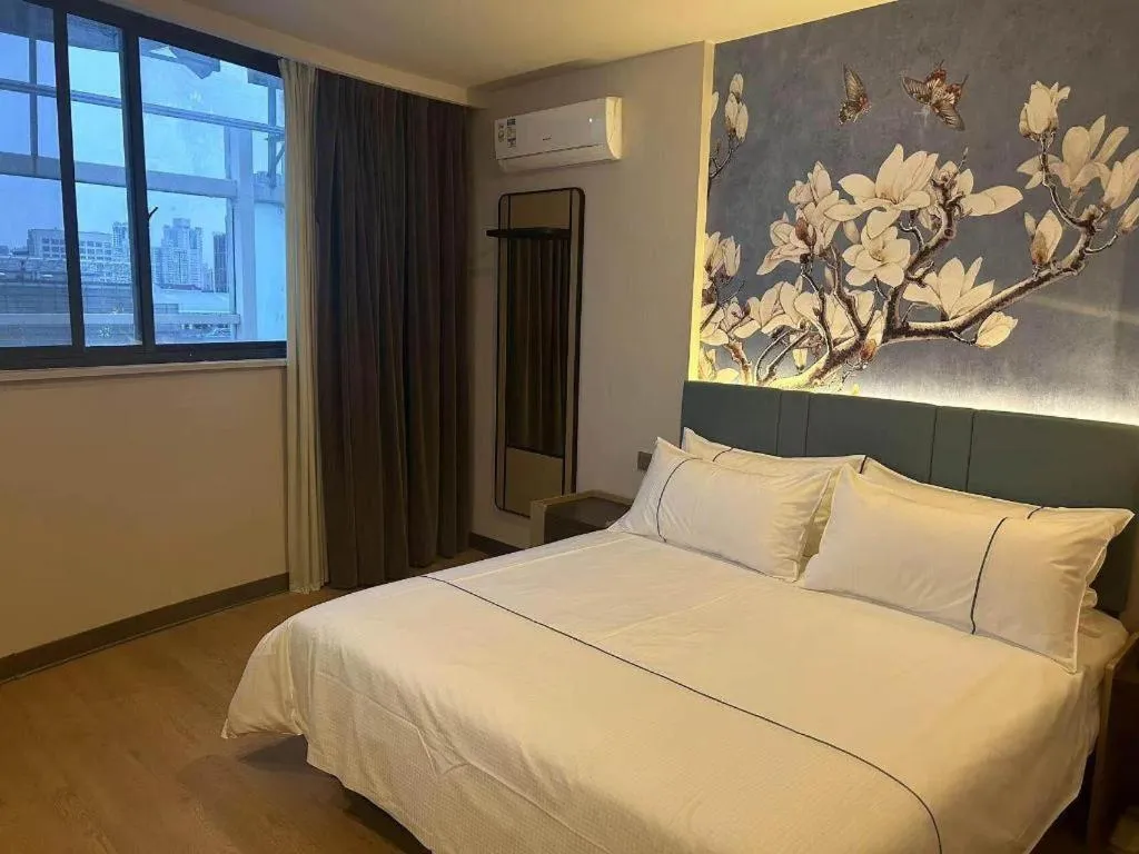 Bed in Magnotel Hotel Shanghai Railway Station Magnolia Plaza