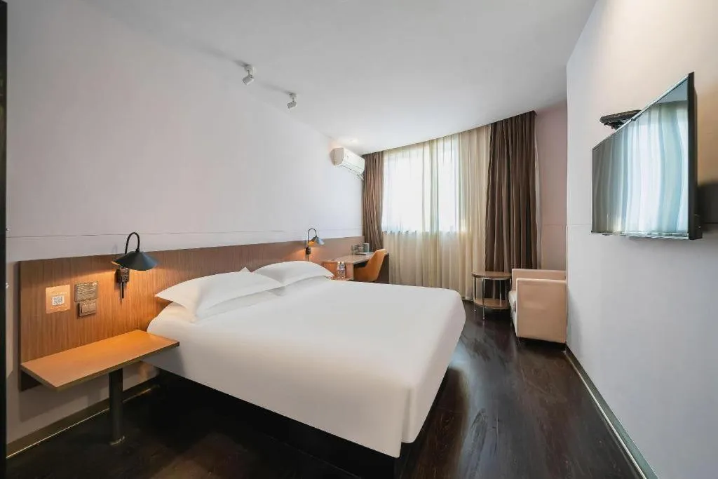 Bed in Magnotel Hotel Shanghai Railway Station Magnolia Plaza