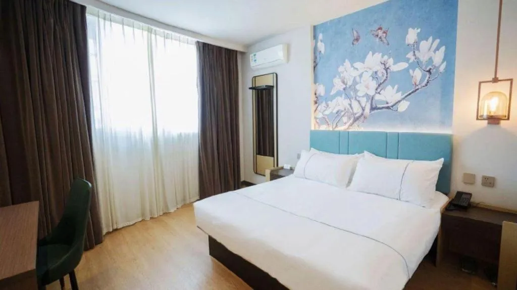 Bed in Magnotel Hotel Shanghai Railway Station Magnolia Plaza