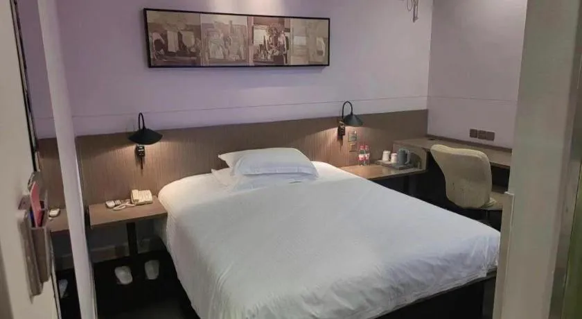 Bed in Magnotel Hotel Shanghai Railway Station Magnolia Plaza