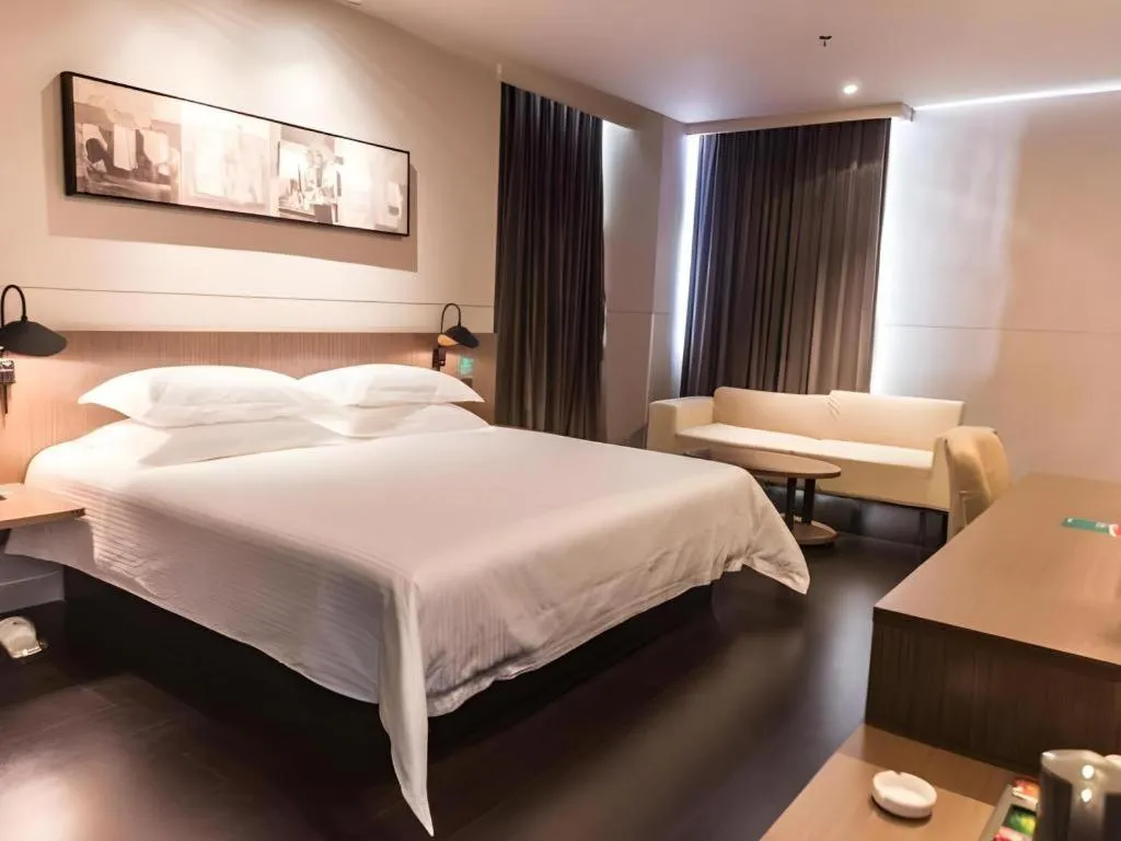 Bed in Jinjiang Inn Select Hohhot Chengjisihan Square Metro Station