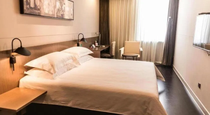 Bed in Jinjiang Inn Select Hohhot Chengjisihan Square Metro Station