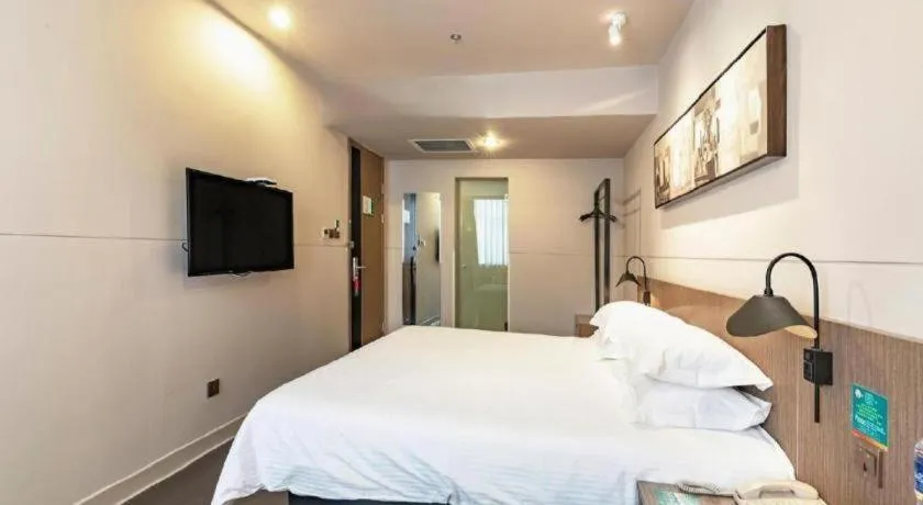 Bed in Jinjiang Inn Select Hohhot Chengjisihan Square Metro Station