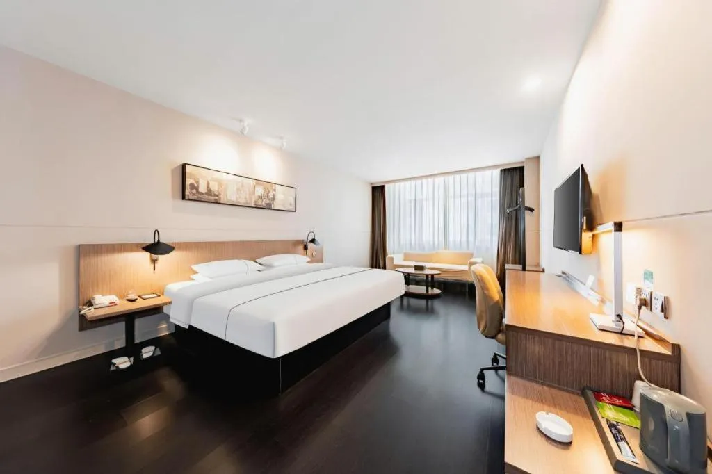 Bed in Jinjiang Inn Select Hohhot Chengjisihan Square Metro Station