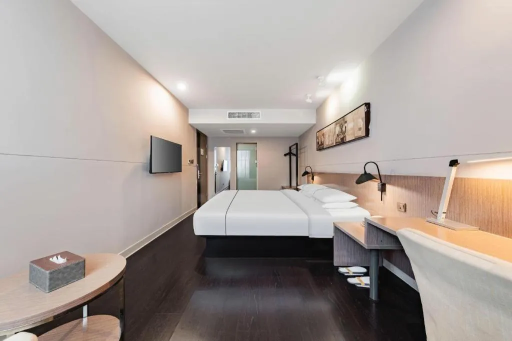 Bed in Jinjiang Inn Select Hohhot Chengjisihan Square Metro Station