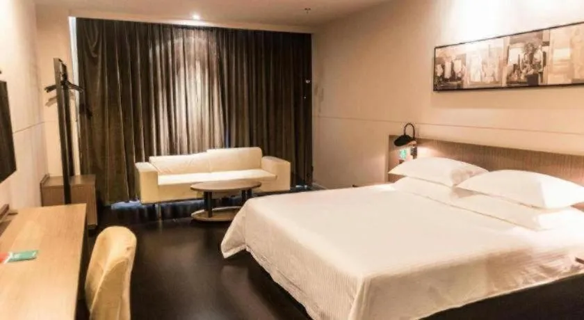 Bed in Jinjiang Inn Select Hohhot Chengjisihan Square Metro Station