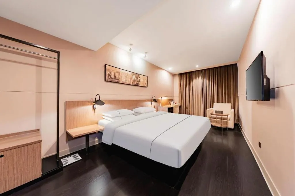 Bed in Jinjiang Inn Select Hohhot Chengjisihan Square Metro Station