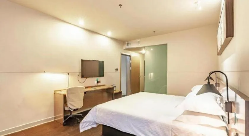Bed in Jinjiang Inn Select Hohhot Chengjisihan Square Metro Station