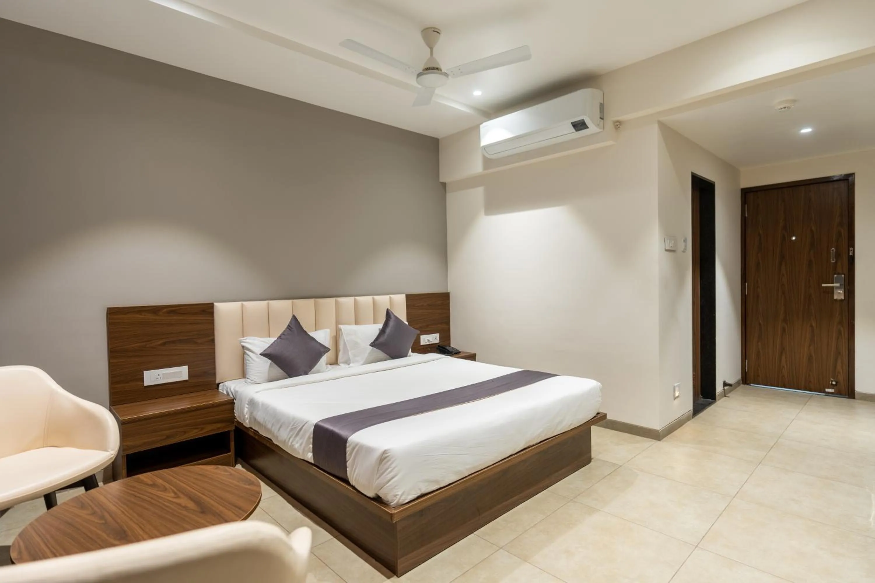Bedroom, Bed in The Living Hub Business Hotel, Kolhapur