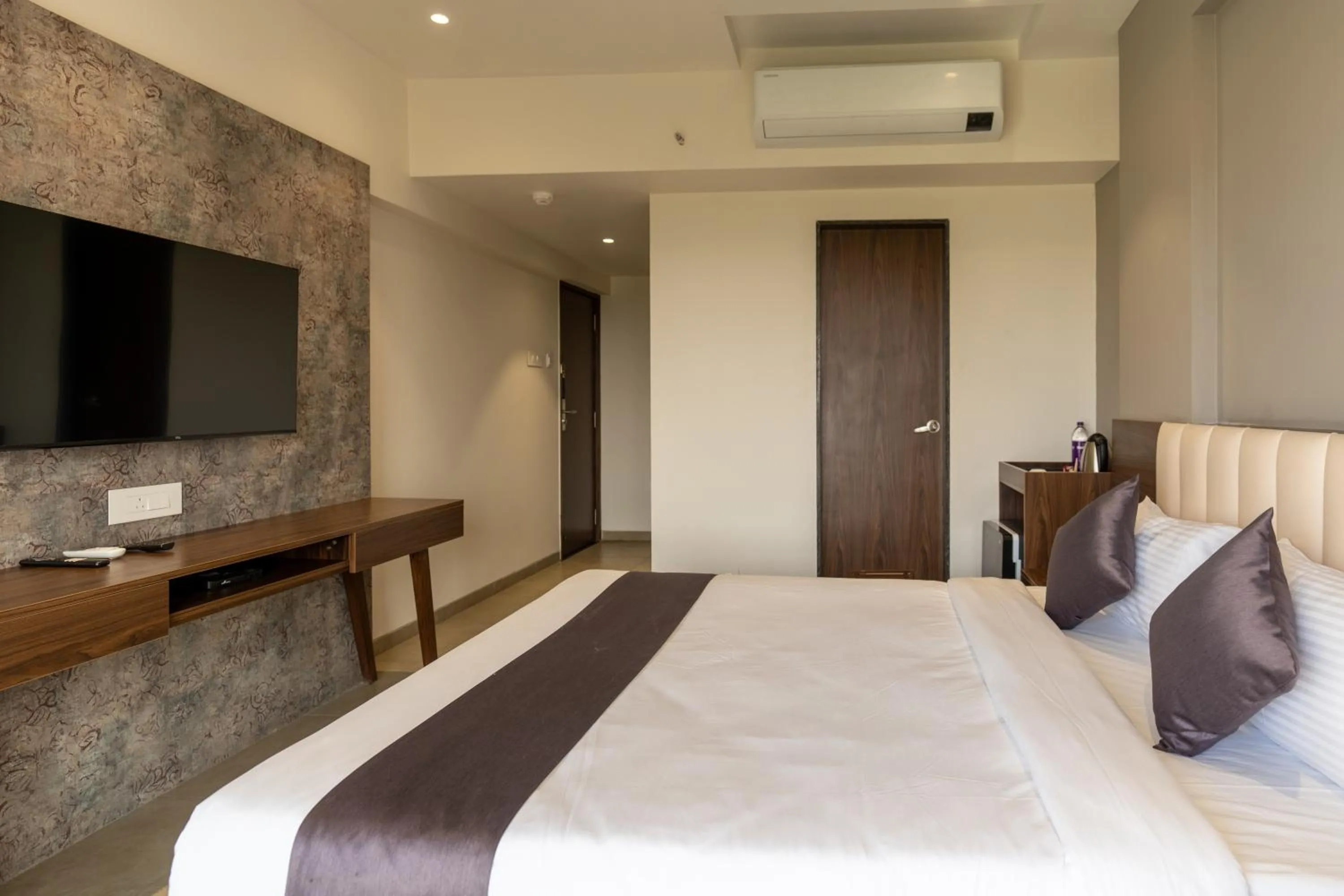 Photo of the whole room, Bed in The Living Hub Business Hotel, Kolhapur