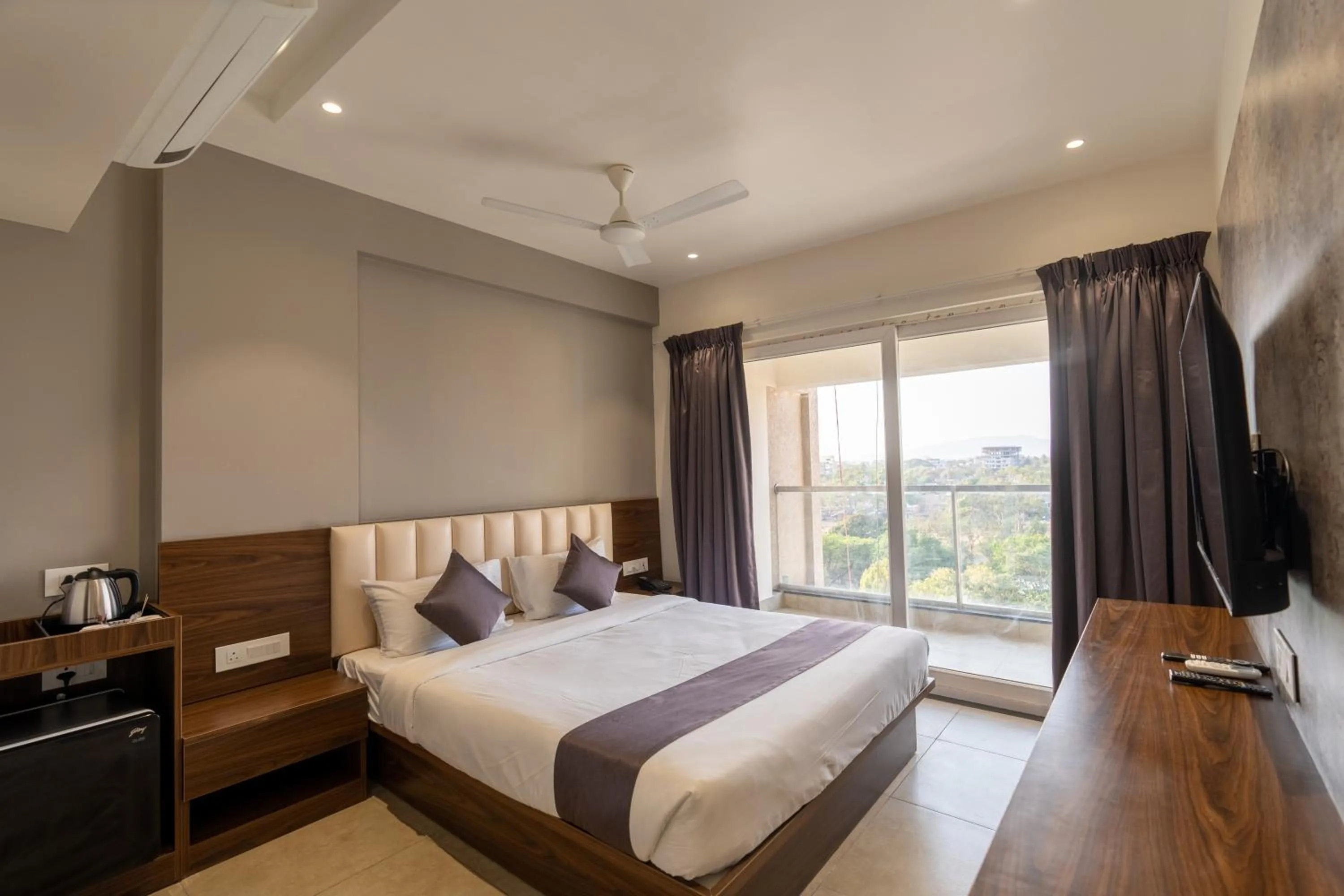 Bedroom, Bed in The Living Hub Business Hotel, Kolhapur