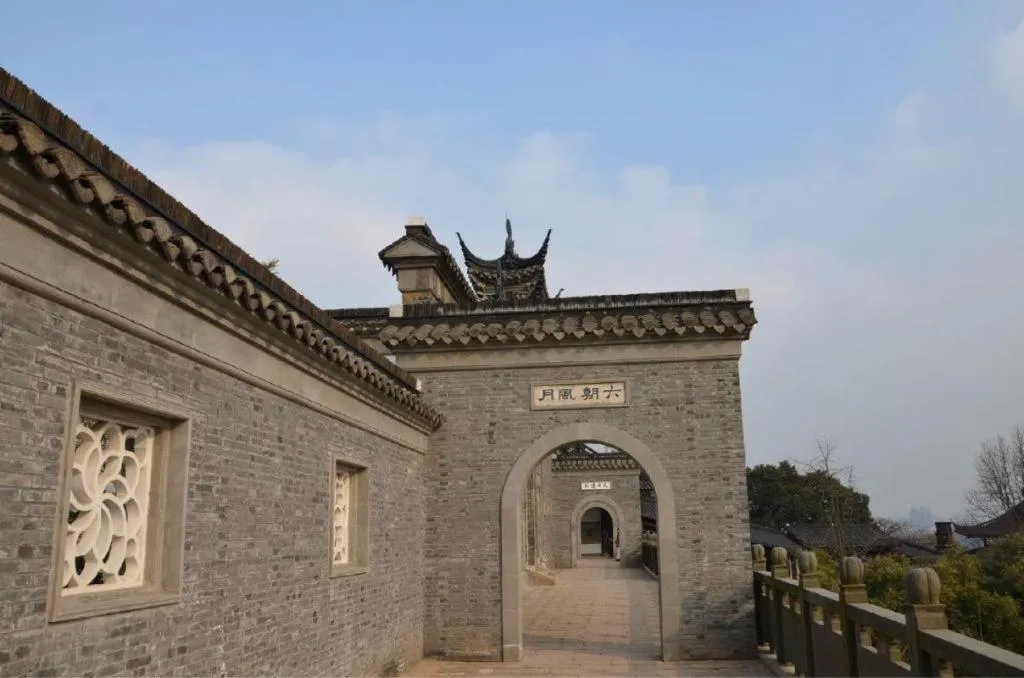 Pai Hotel Zhenjiang Railway Station South Square