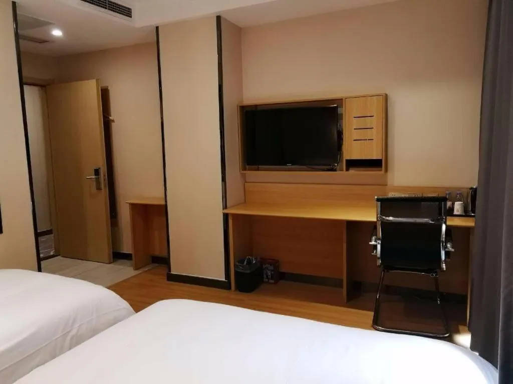 Bed in 7 Days Premium Qingdao World of Ocean Qingdao University