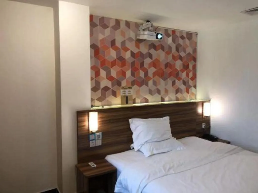 Bed in PAI Hotel Guangzhou Baiyun International Airport Zhongluotan Zhuliao Metro Station