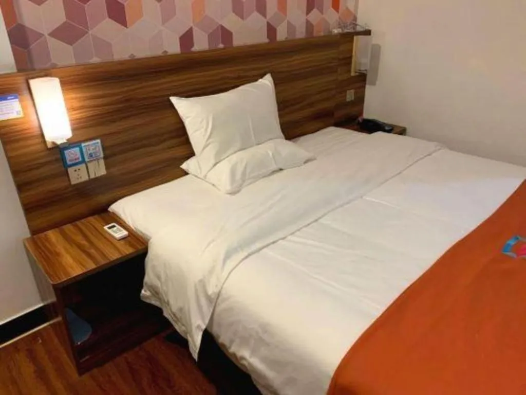 Bed in PAI Hotel Guangzhou Baiyun International Airport Zhongluotan Zhuliao Metro Station