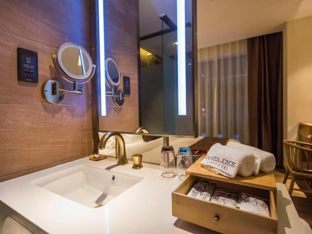 Bed in James Joyce Coffetel Zhengzhou CBD Exhibition Center Provincial People's Hospital