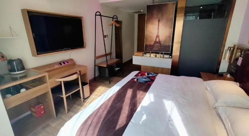 Bed in James Joyce Coffetel Zhengzhou CBD Exhibition Center Provincial People's Hospital