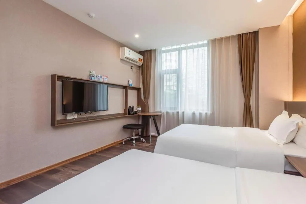 Bed in IU Hotel Qingdao Golden Beach Xuejiadao Metro Station