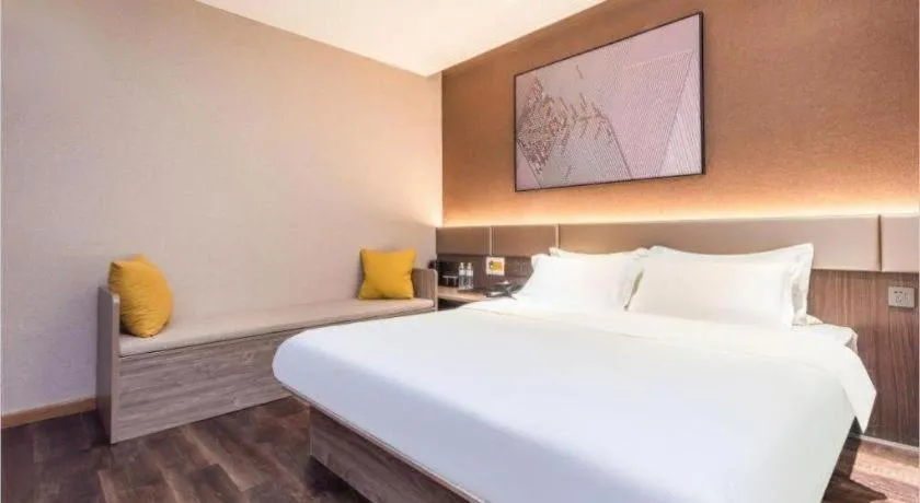 Bed in IU Hotel Qingdao Golden Beach Xuejiadao Metro Station