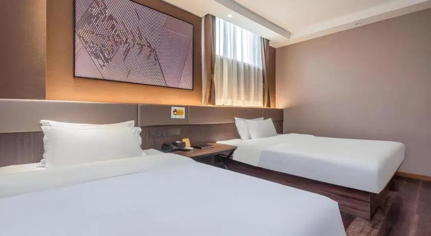 Bed in IU Hotel Qingdao Golden Beach Xuejiadao Metro Station