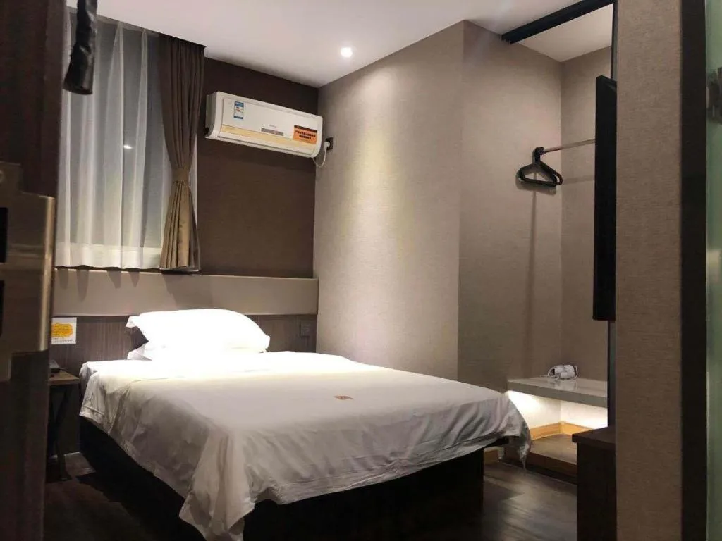 Bed in IU Hotel Qingdao Golden Beach Xuejiadao Metro Station