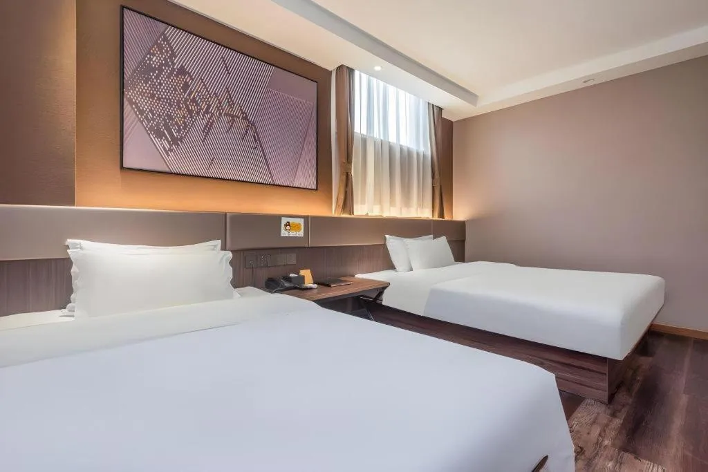 Bed in IU Hotel Qingdao Golden Beach Xuejiadao Metro Station